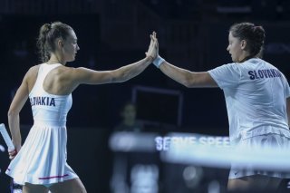 Les Slovaques Viktoria Hruncakova (à gauche) et Tereza Mihalikova (à droite) ont remporté le double décisif face à la Grande-Bretagne. KEYSTONE/EPA/DANIEL PEREZ